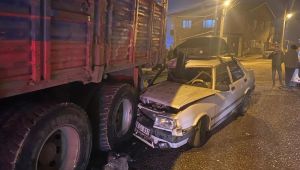 Alkollü sürücü otomobili ile park halindeki kamyona çarptı: 2 yaralı