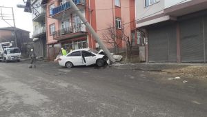 Ehliyetsiz sürücü önce yayaya sonra direğe çarptı: 2 yaralı