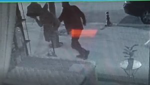 Hırsını Hülya Avşar maketinden çıkardı