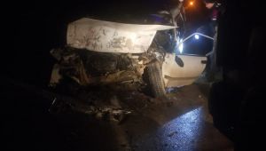 Kamyonla çarpışan otomobil sürücüsü araçta sıkıştı
