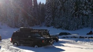 Kar kalınlığının 50 santimetreyi bulduğu Karabük'te, arazi araçlarıyla karın keyfini çıkardılar