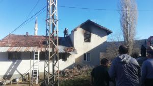 Karabük'te iki katlı ev yangın sonrası kullanılamaz hale geldi