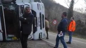Kontrolden çıkan tır devrildi, sürücü yaralandı