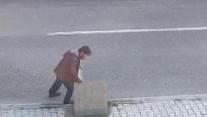 Su kanalının demir kapağı hırsızlığı cep telefonuyla kaydedildi
