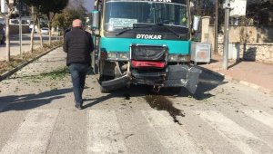 Yolcu minibüsü refüjdeki ağaca çarptı: 1 yaralı