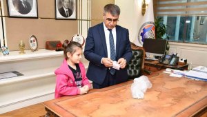 Biriktirdiği paraları ve oyuncaklarını deprem bölgesine gönderdi