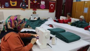 Depremzedeler için gönüllü olarak tulum ve battaniye dikiyorlar