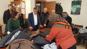 Kadınlar depremzedeler için uyku tulumu dikiyor