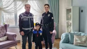 Polis abilerinden 4 yaşındaki Ali Asaf'a polis kıyafeti