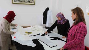 Safranbolulu kadınlar depremzedeler için kıyafet dikiyor