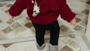 Sırtına konan kuşu arayan miniğin hareketleri kahkahaya boğdu