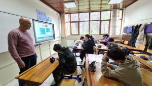 23 yakınının acısını yüreğine gömüp, öğrencilerini LGS'ye hazırlıyor