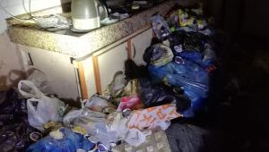 Çöp dolu evde çıkan yangın söndürüldü
