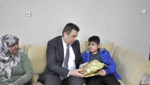 Depremzede çocuklara moral desteği