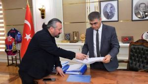 Karabük İdman Yurdu yardım maçından toplanan gelirin dekontunu Vali Gürel'e teslim etti