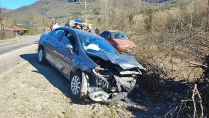 Karabük'te otomobiller çarpıştı: 1'i ağır 2 yaralı