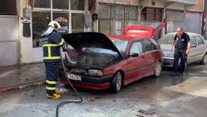 Karabük'te park halindeki otomobil yandı