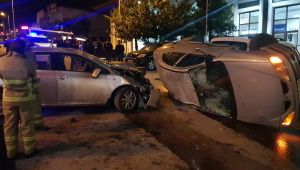 Kontrol çıkan araç refüje çarpıp otomobilin üzerine uçtu: 3 yaralı