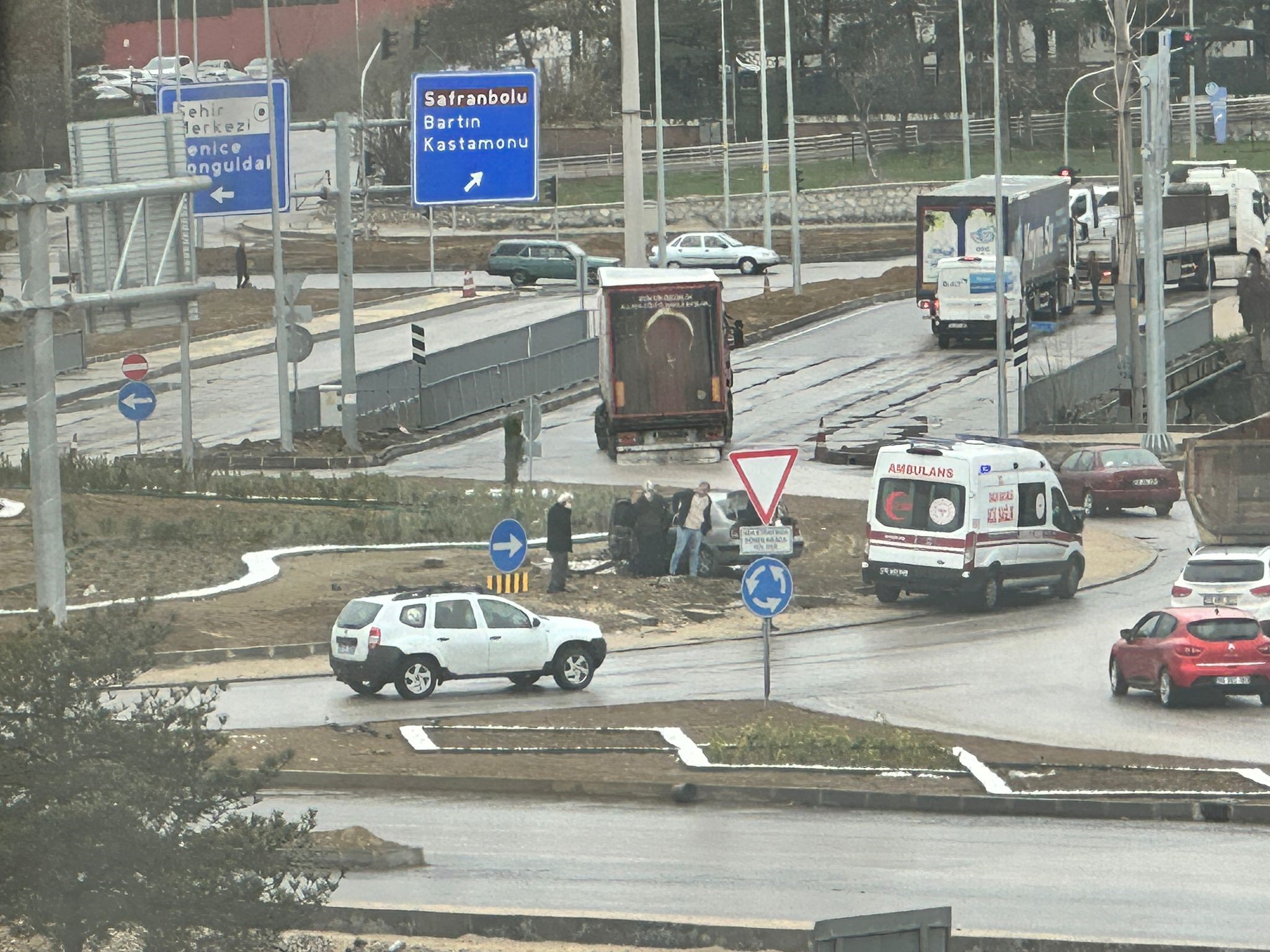 Otomobil refüje çıktı: 2 yaralı