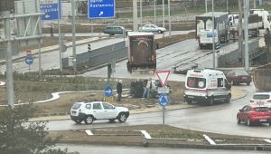 Otomobil refüje çıktı: 2 yaralı