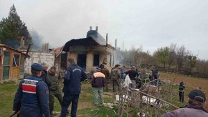 Çıkan yangın tek katlı evi kül etti