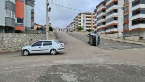Karabük'te meydana gelen kazada otomobil yan yattı