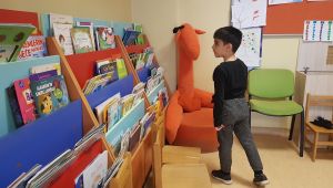 Minikler kütüphanelerdeki özel salonlarda kitaplarla tanışıyor