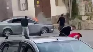 Otomobil alev aldı, esnafın müdahalesiyle yangın söndürüldü