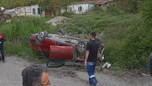 Park halindeki araca çarpan otomobil takla attı