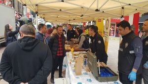Polis tanıtım standı yoğun ilgi görüyor