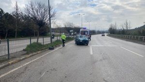 Refüje çarpan sürücü yaralandı