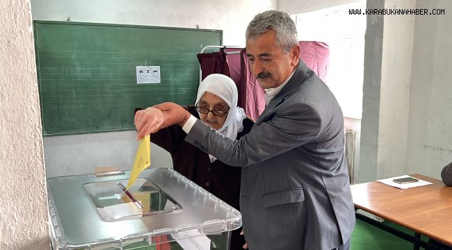 110 yaşındaki Safiye nine 2. tur seçimleri için sandık başına gitti
