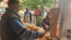 Cumhurbaşkanı Erdoğan'ın zaferi için döner ve tulumba dağıttı