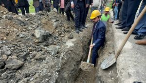 Eline kürek alıp doğalgaz çalışmalarına katıldı