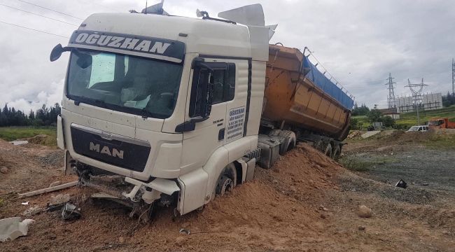 Frenleri patlayınca yoldan çıktı, kum yığınları kurtardı