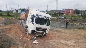Frenleri patlayınca yoldan çıktı, kum yığınları kurtardı