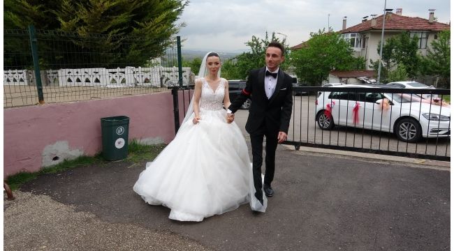 Gelin ve damat son dakika oy kullandılar