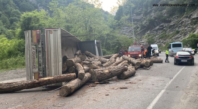 Tomruk yüklü tır devrildi, sürücüsü ağır yaralandı