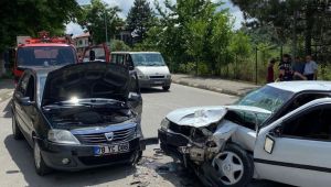Çarpışan otomobillerin sürücüleri yaralandı