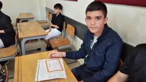 Depremzede Yusuf Kağan okul birincisi olmanın gururunu yaşıyor