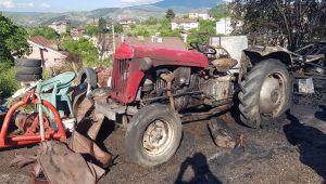 Odunlardan başlayan yangın traktörü kül etti