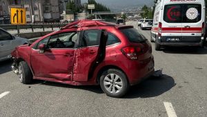 Otomobil önce kaldırıma sonra direğe çarptı: 2 yaralı