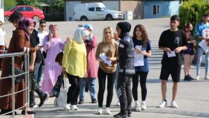 Sınav saatini kaçıran aday güvenlik görevlisine bela okudu