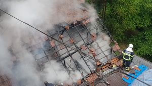 Tek katlı ev alevlere teslim oldu