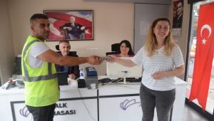 Temizlik işçisi bulduğu yüklü miktarda para dolu cüzdanı sahibine teslim etti