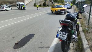 Ticari taksi motosikletle çarpıştı: 1 yaralı