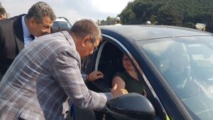 Vali Gürel'den sürücülere lokum ikramlı 'kemer' uyarısı