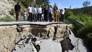 Vali, kapanan yolda incelemelerde bulundu