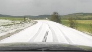 Yaz ayında dolu yağışı kıştan kalma görüntü ortaya çıkardı