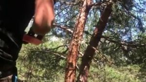 Annesi ölen yavru şahinleri orman işçisi sahiplendi